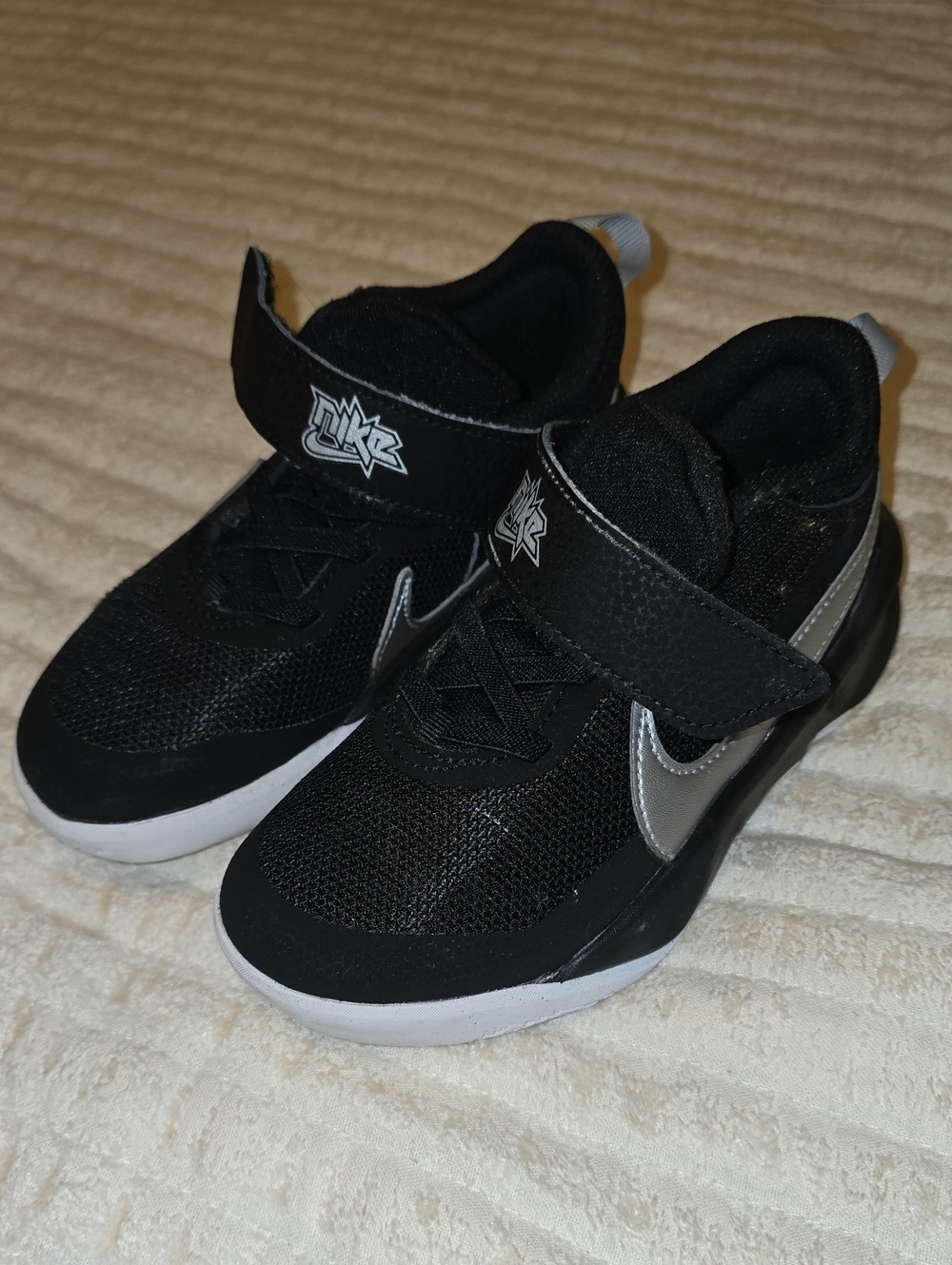 Nike Team Hustle D10 Black Metallic Silver KIDS 11C